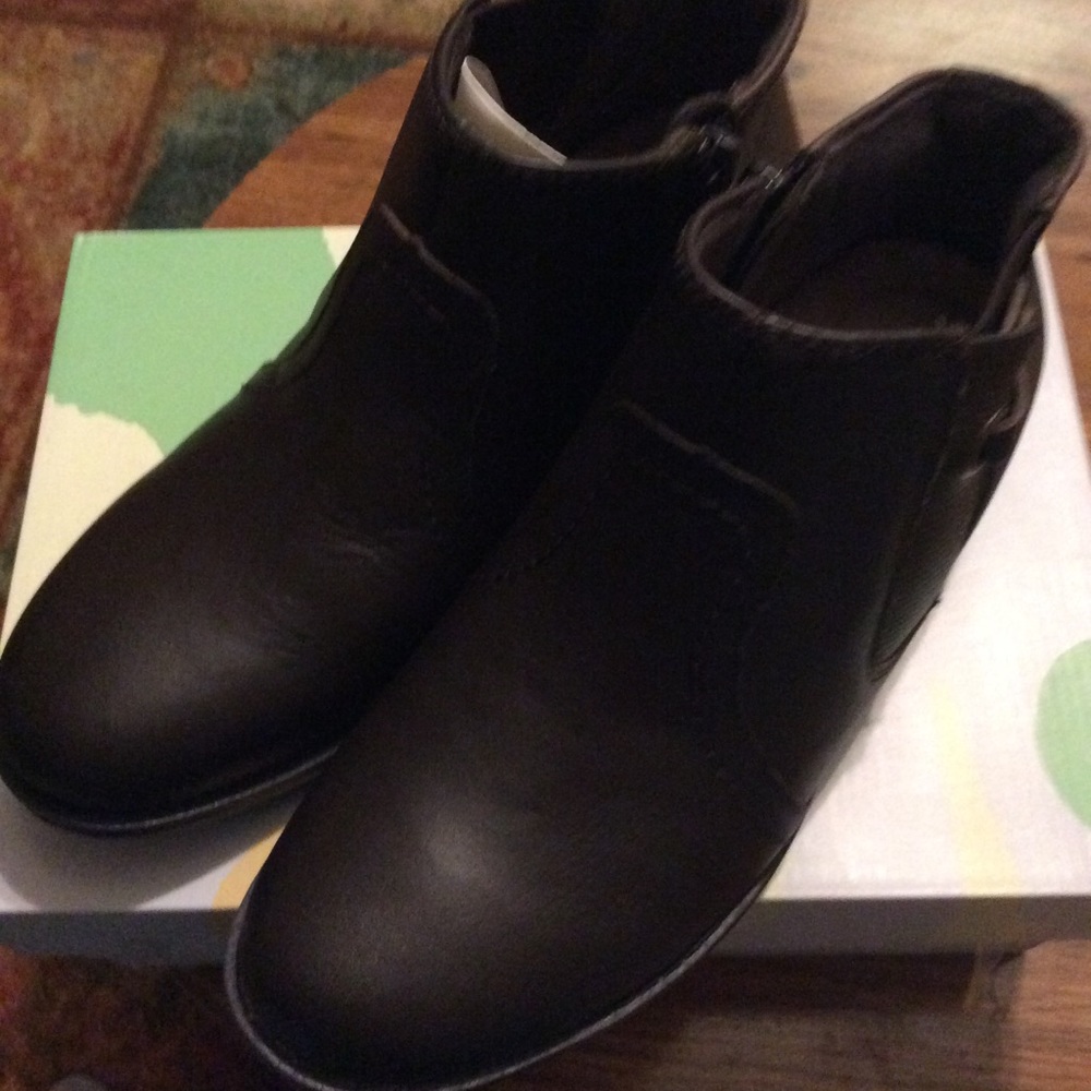Earth Origins Leather Ankle boot. NIB